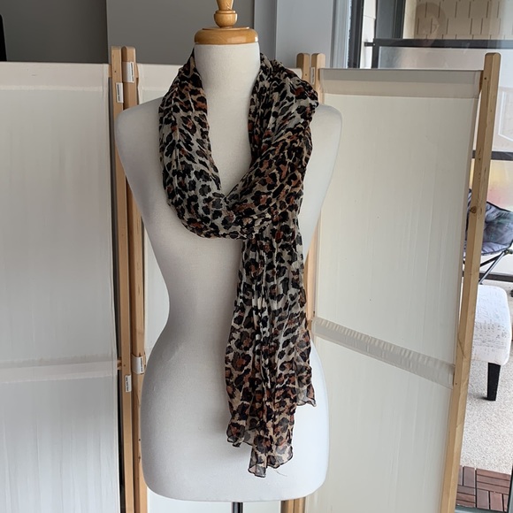 Animal print polyester scarf. - Picture 3 of 13